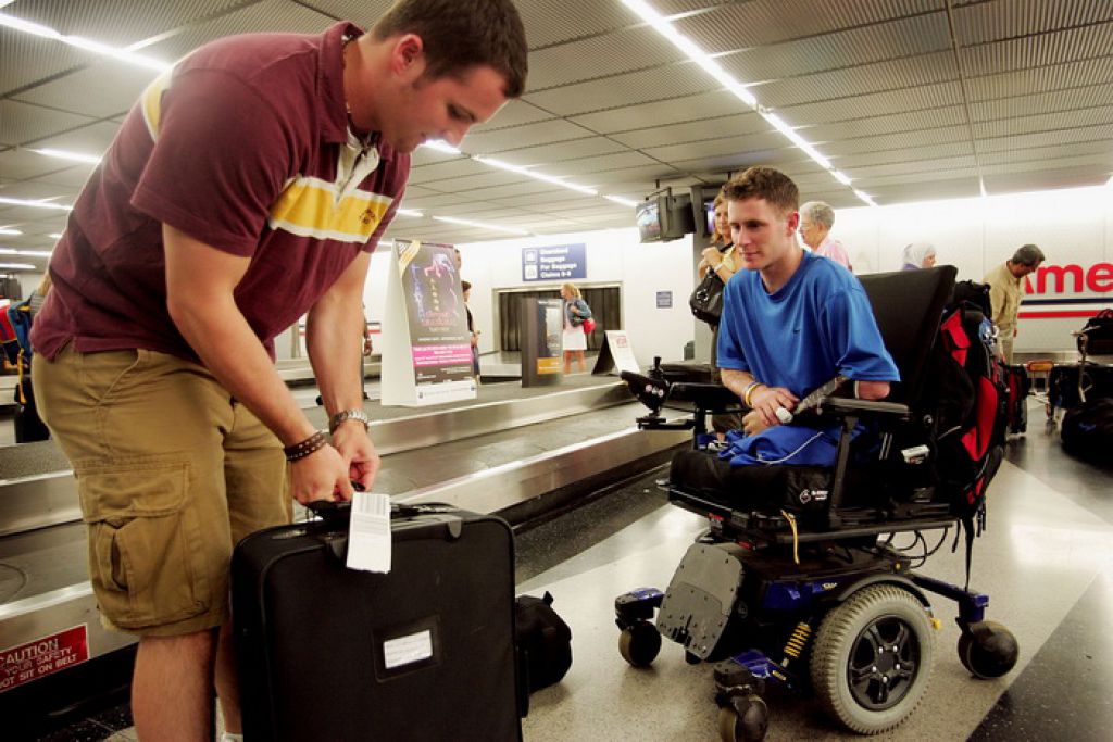 Перевозка пассажиров инвалидов. Инвалиды в аэропорту. Инвалид в самолете. Транспорт для инвалидов. Колясочники в аэропорту.